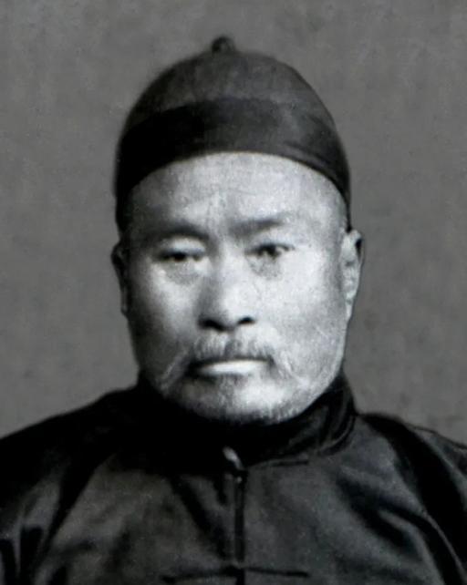 1885年，尚云祥行经京师护城河一带，见一位拳师在河畔演练拳法，心生切磋之意，