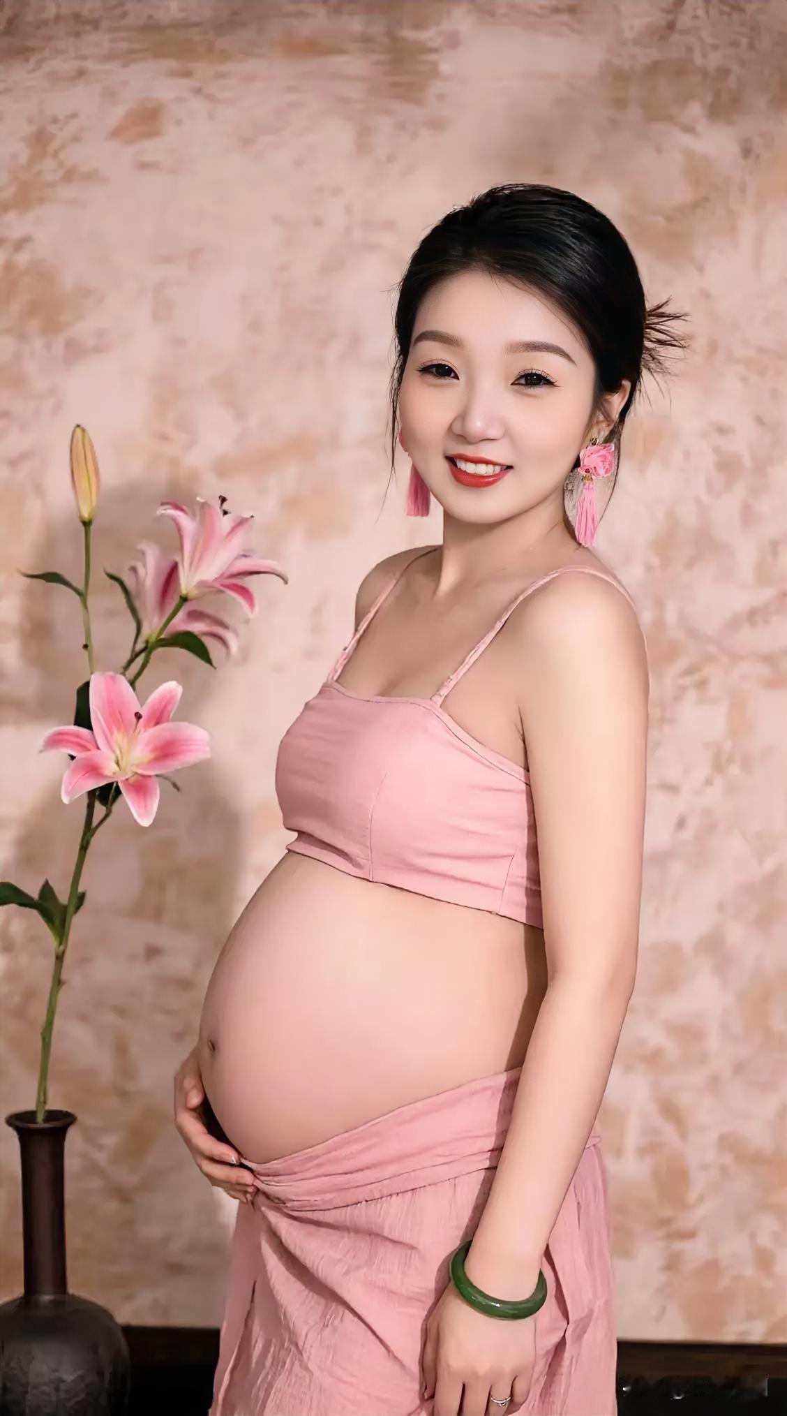 孕期的温柔时光，粉色的裙摆与娇艳的花朵相映成趣，满满的幸福感！🌸💕