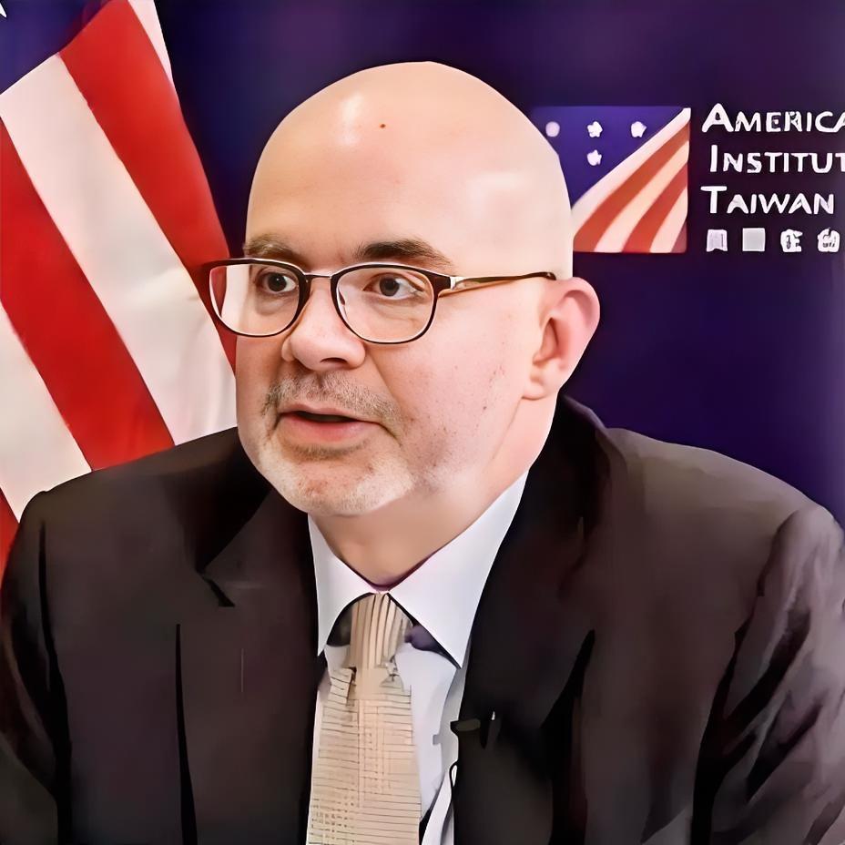 所谓“美国在台协会”处长谷立言为了挑拨怂恿哄骗“台独”分子花高价买美国淘汰翻新的