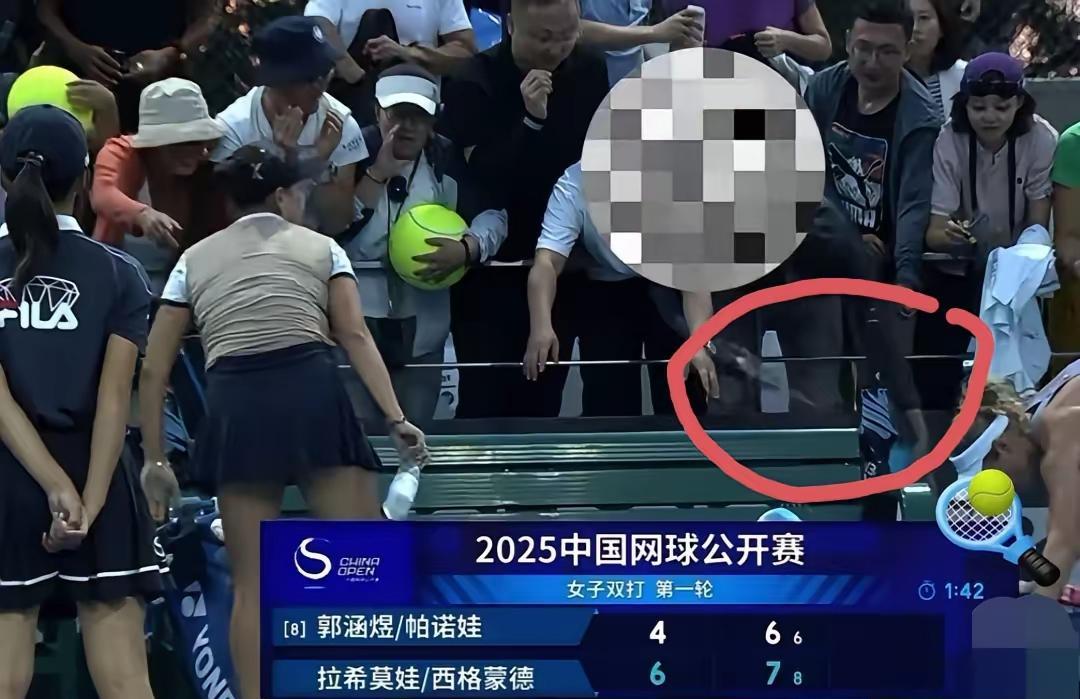 中网再现关于毛巾“先抢后偷”的名场面，先是两个男观众抢勒纳钱的毛巾，在那里撕扯了