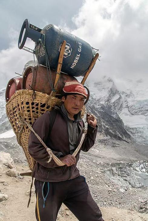 说一个很猛的事情，美国中情局在喜马拉雅山安装核动力监控系统，侦察我们的罗布泊原子