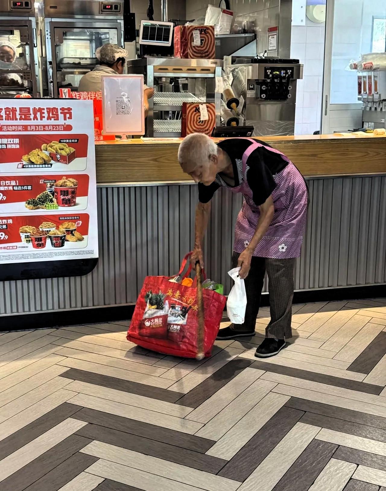 KFC店员拒绝，原因是塑料瓶子接不了热水，怕烫伤老人，于是店员用店里的杯子免费给