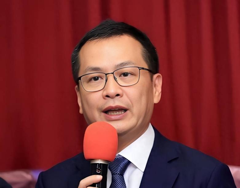 罗智强第一个支持郑丽文！罗智强做了个简单明了的动作。他捐了五十万，公