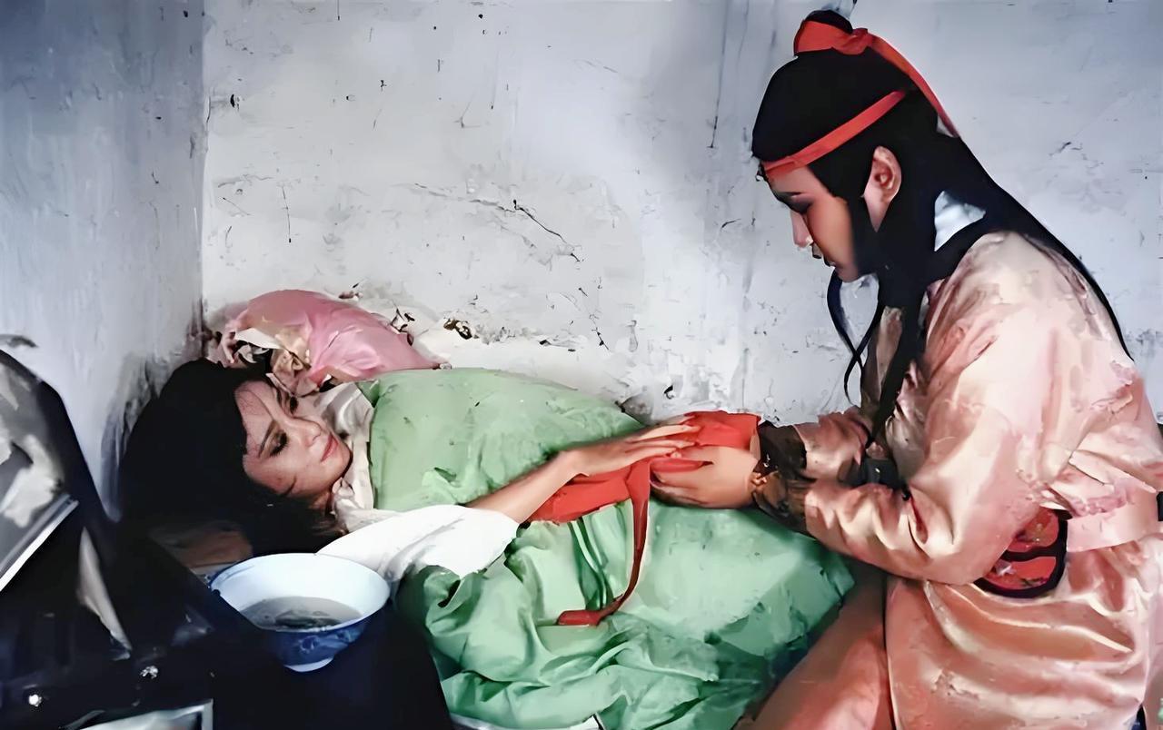宝玉为什么救不了晴雯？那点体面，终究是假象！凄风苦雨里，宝玉裹着斗篷溜出角门，