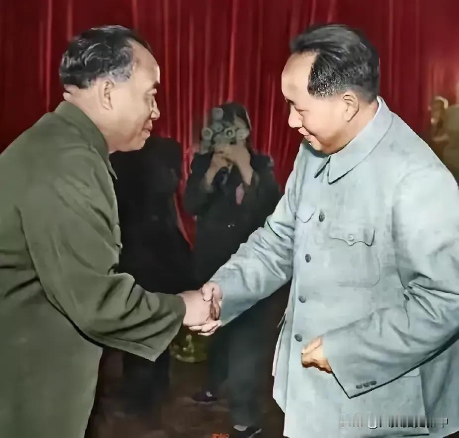 徐向前元帅：（朱德）“汪洋大度，宽厚过人，光明磊落，堪称团结的楷模！”