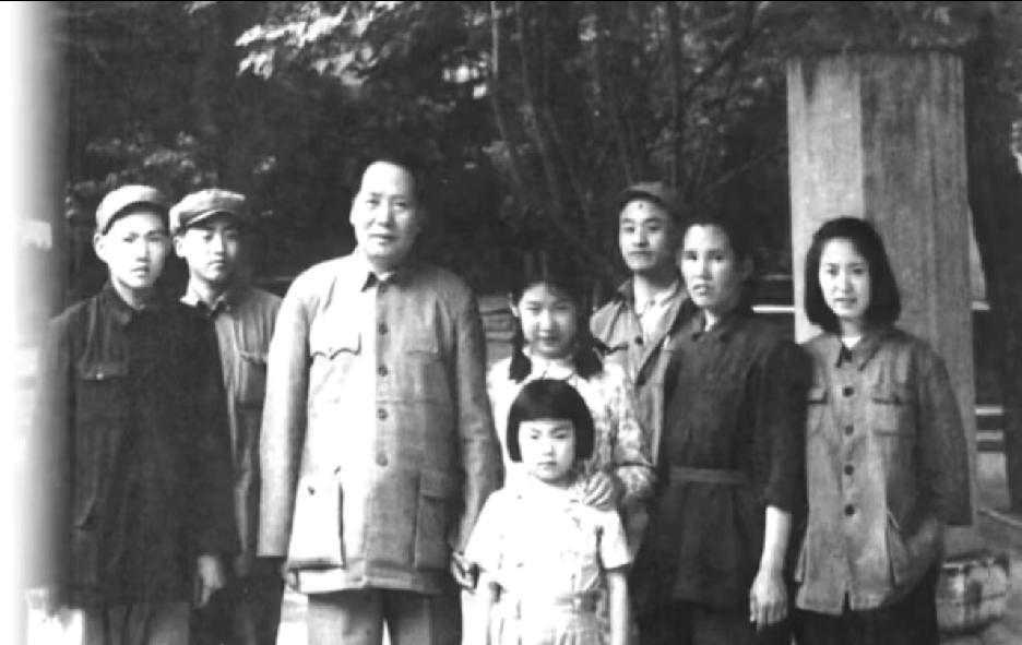 1949年，香山的绿树间定格了一段温暖的历史画面。伟人与女儿李敏及工作人员在此合
