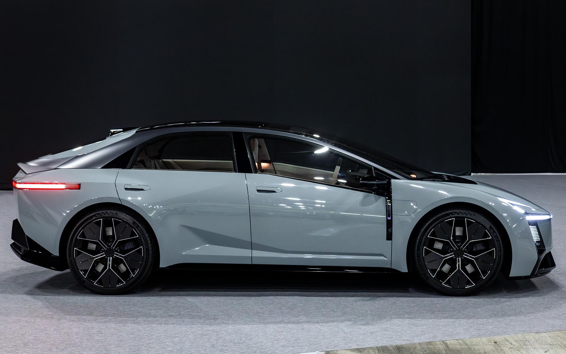 2025日本移动出行展，丰田卡罗拉概念车实拍~[doge]概念车为庆祝卡罗拉问世60