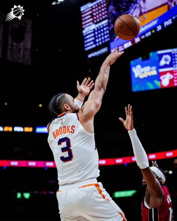 狄龙底角三分时触犯了米勒法则，进攻犯规。最后11.5秒落后3分，热火球权。GG了