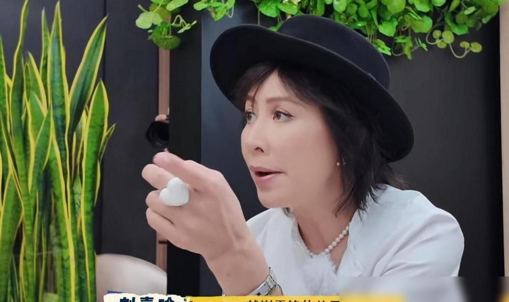 没人敢问张柏芝那个问题。节目里，何赛飞刚提起大儿子爱吃，话头就被刘嘉玲一句“谢霆