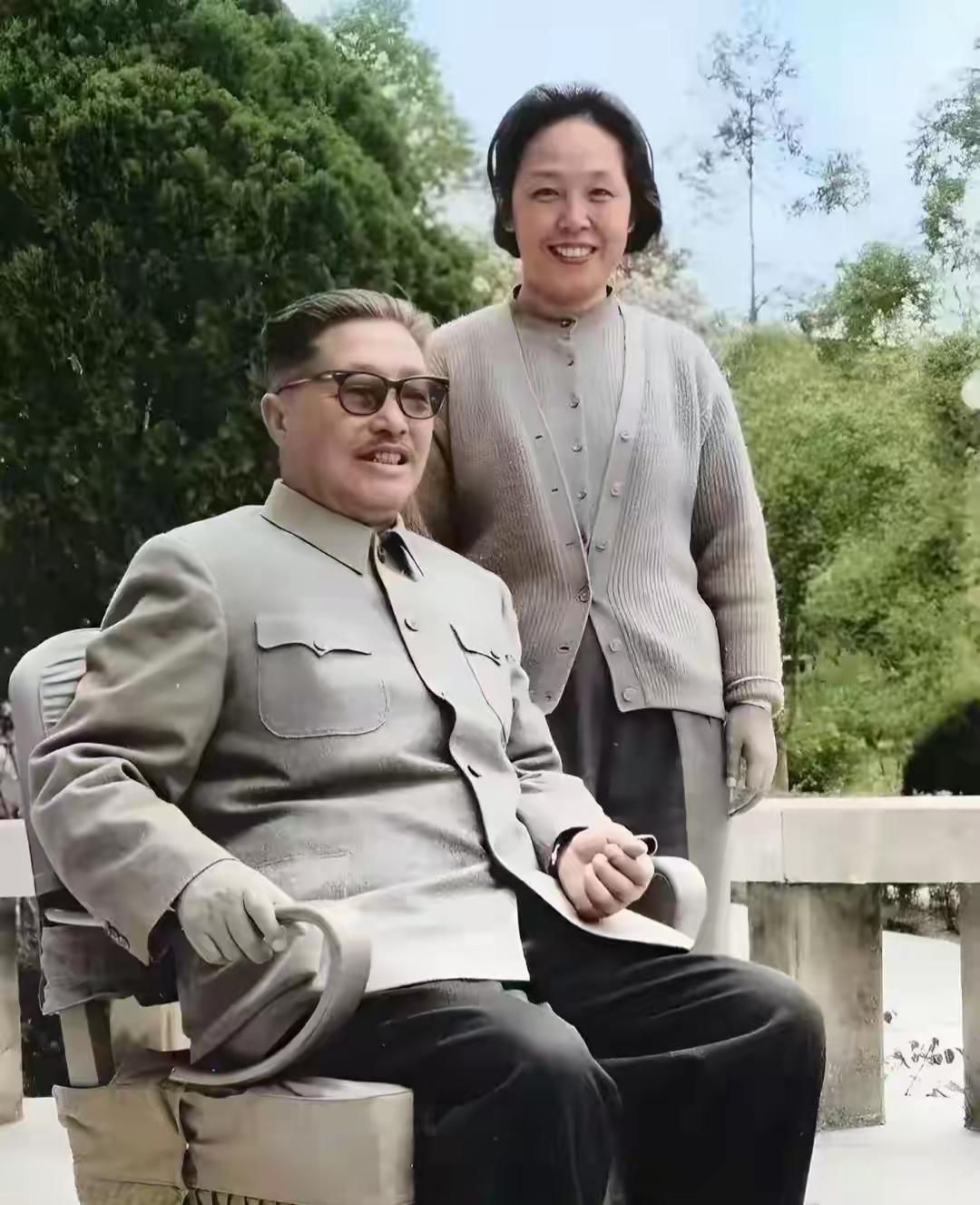 1966年4月，贺龙元帅和夫人薛明在四川成都合影，这张照片是他们夫妻最后一张单独