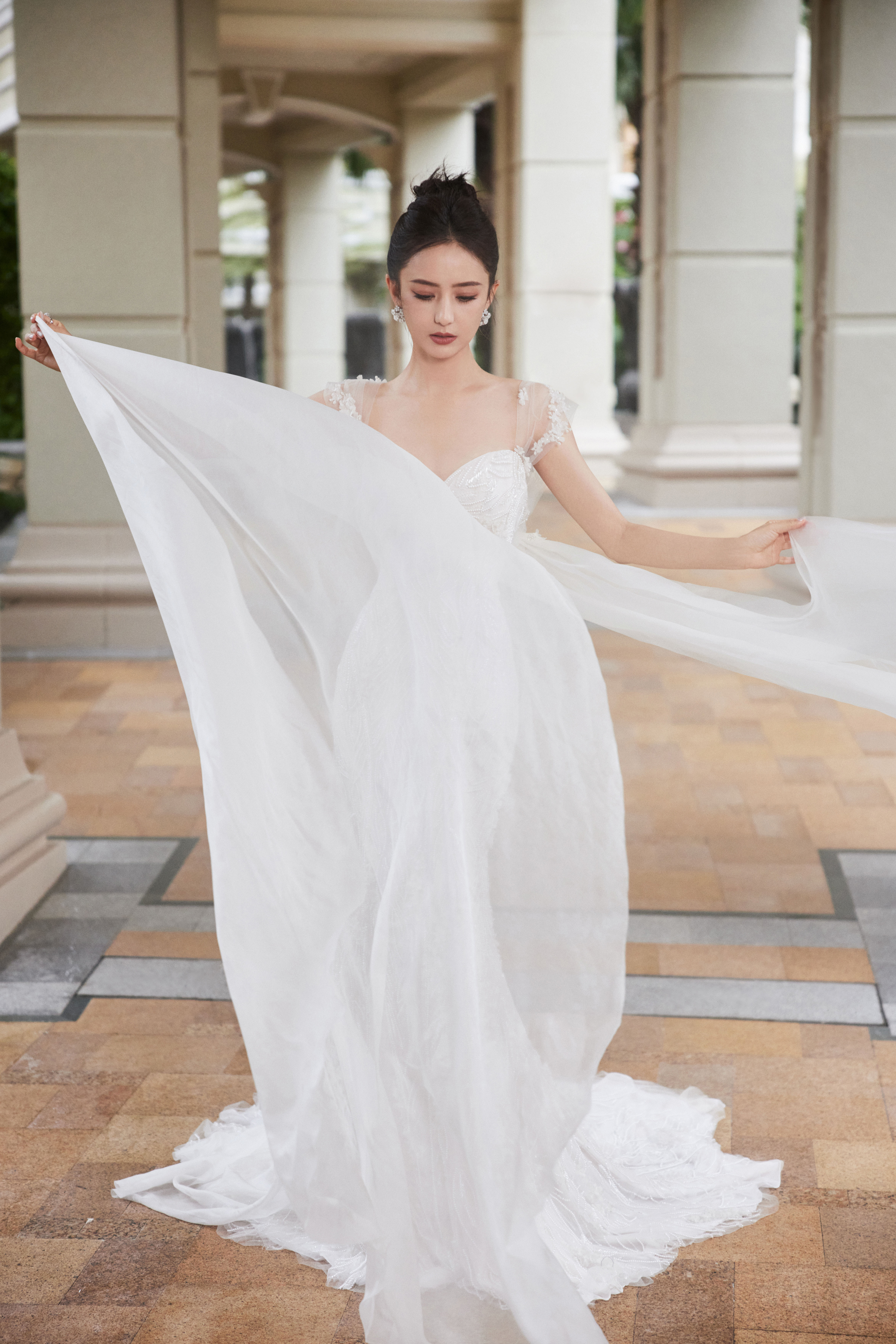 佟丽娅：白裙翩翩，如仙女落凡尘​​​