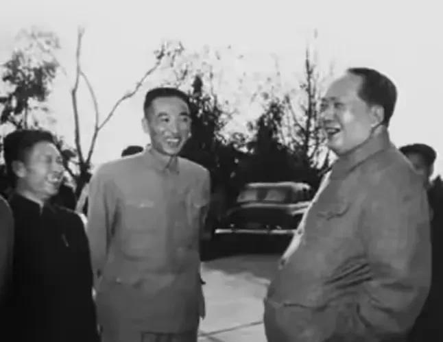 毛主席外出视察，车子正稳稳前行，突然，他看见路边有几个百姓在劳作，便示意停车。下