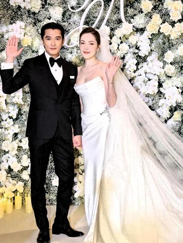 邱泽许玮甯补办婚礼这排场真够可以的！3万朵鲜花堆出星空花海，连旋转木马甜品台都安