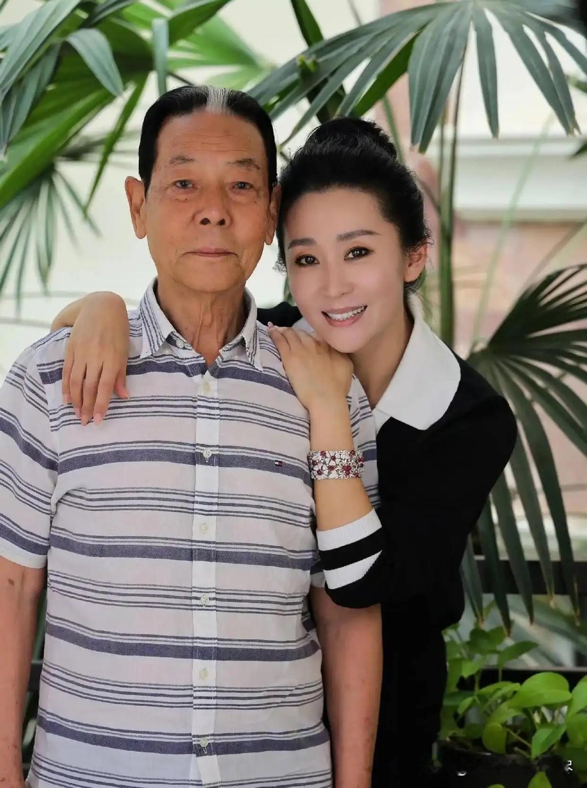 苗圃跟一个中年男人合影，粉丝脱口而出：这是她爸。结果那是她老公陈义红，比她大1