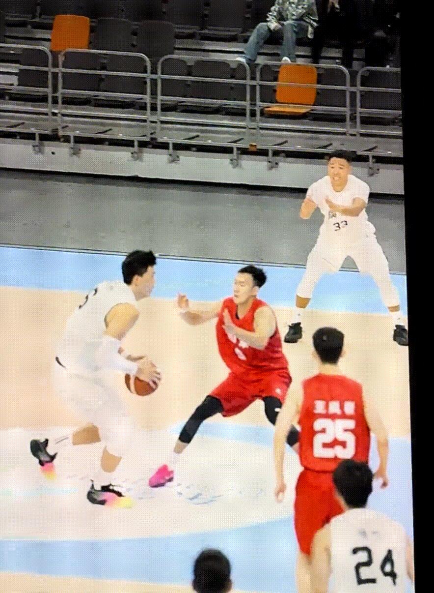 哈哈贺希宁这表情：“哥看看我，我在这！”​​​