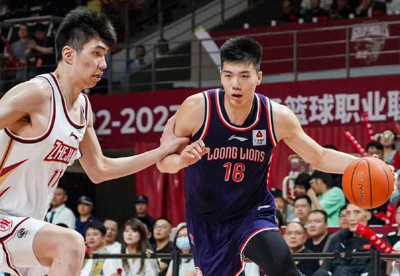 CBA最新消息：据直播吧报道，此前提出离队、进行调整的广东男篮内线焦泊乔，已经回