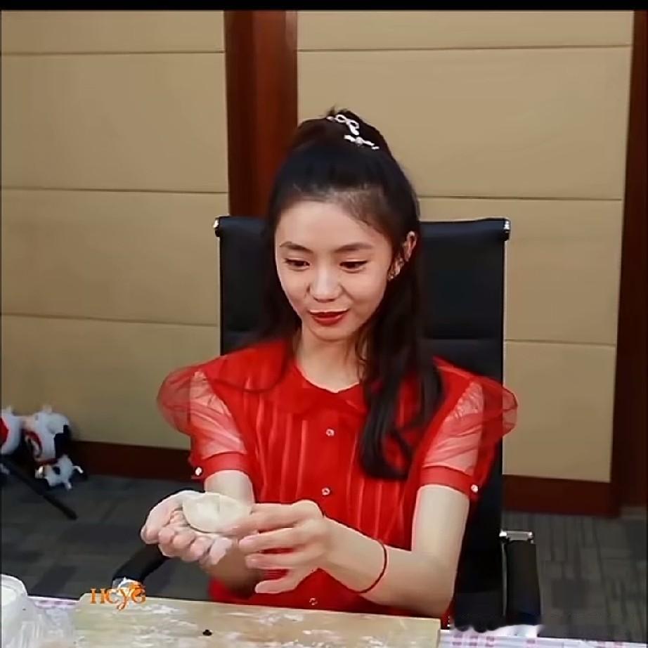 刘浩存戏演的虽好，但做家务却不在行，她包饺子擀面皮很慢，手法一点也不娴熟，包起饺