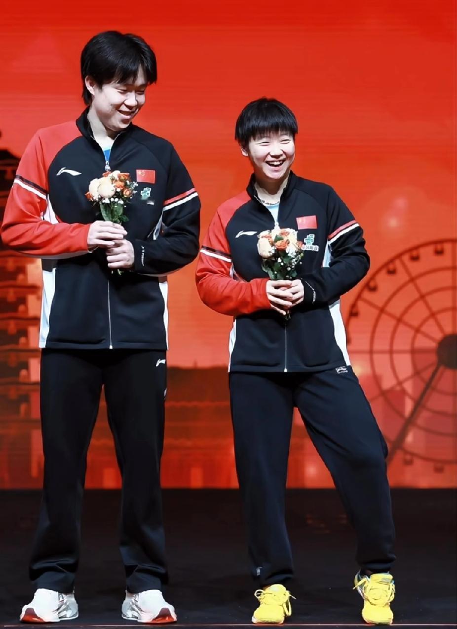 笑着的莎莎，比奖牌更动人混双决赛虽以0比3憾负韩国队，领奖台上的孙颖莎却笑