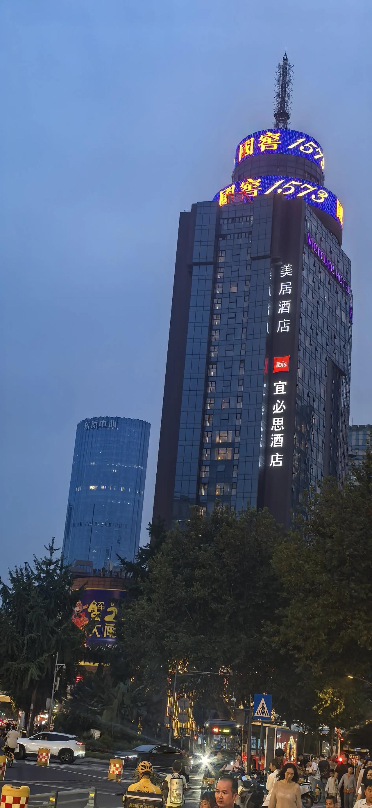 市场经济，真是酒店先行！前几年出差旅游，住酒店，不管住几天，都是按你当天入住价