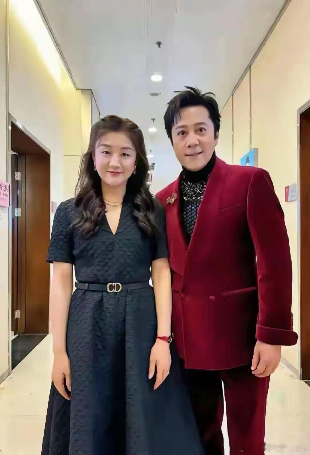 陈梦这造型，和她在赛场上的样子截然不同，有种成熟美