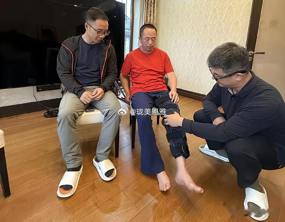 周鸿祎就是被王石坑了56岁非要去折腾攀岩这下摔下来膝盖粉碎性骨折​​​