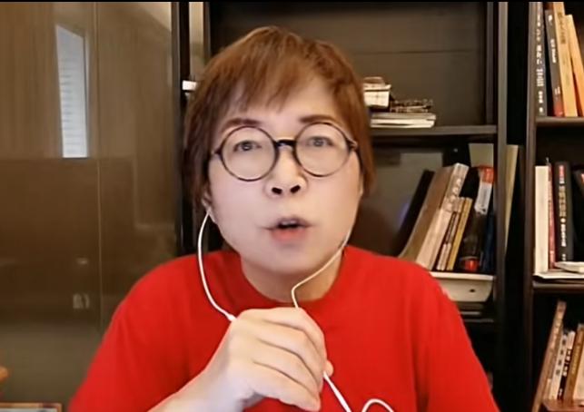 两个统派的和解，是岛内难得一见的场景，网友们放心了！9月9日深夜，黄智贤发