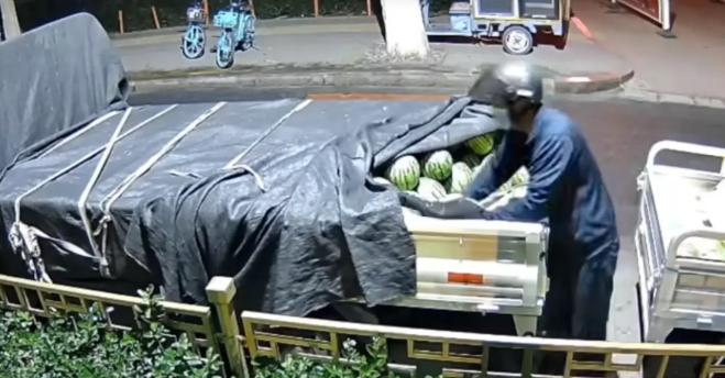6月8日河北保定，一个带着帽子、口罩、厚手套的男子从三轮车上下来，只见他拿出匕首