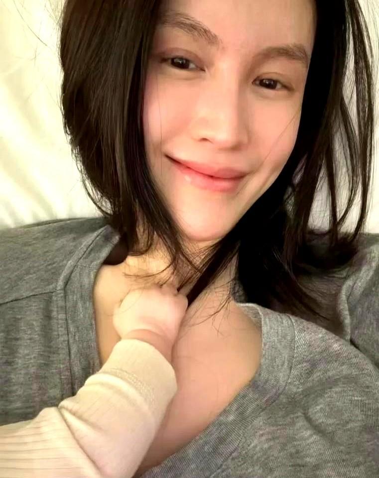 都是维密超模，怎么活法差这么多？“维密亲闺女”何穗，前几年还穿着外婆用旧毛线
