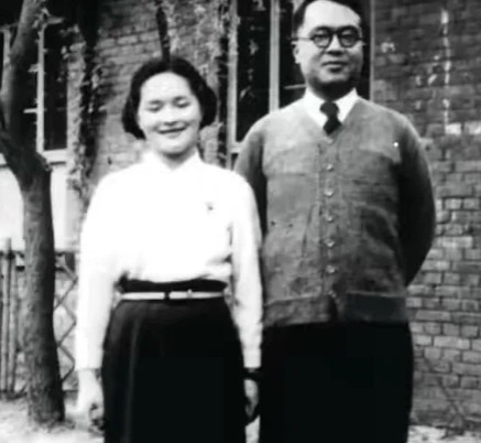 1998年，杨绛的女儿和丈夫钱钟书相继离世，那一年她87岁。88岁的费孝通到家里