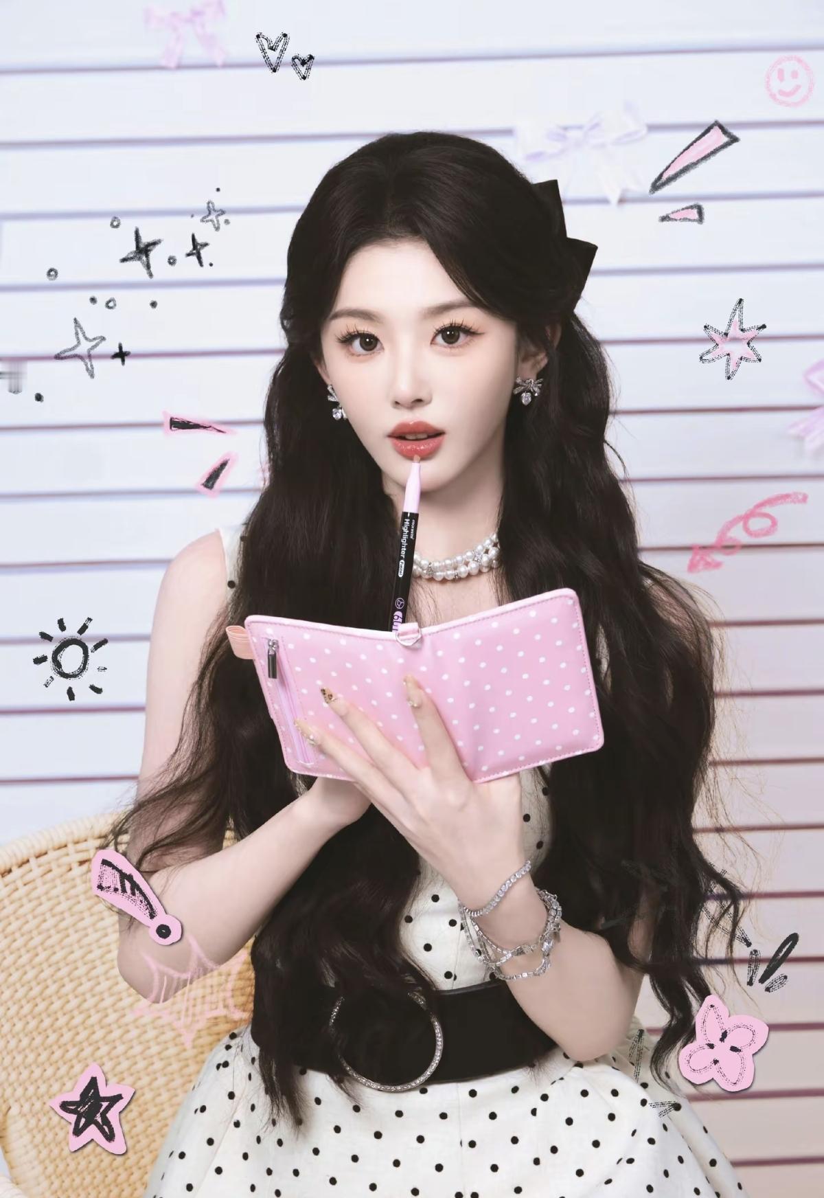 镜头捕捉到的不止是颜值暴击，更是孔雪儿眼里藏不住的灵动与韧劲✨舞台上发光的女孩