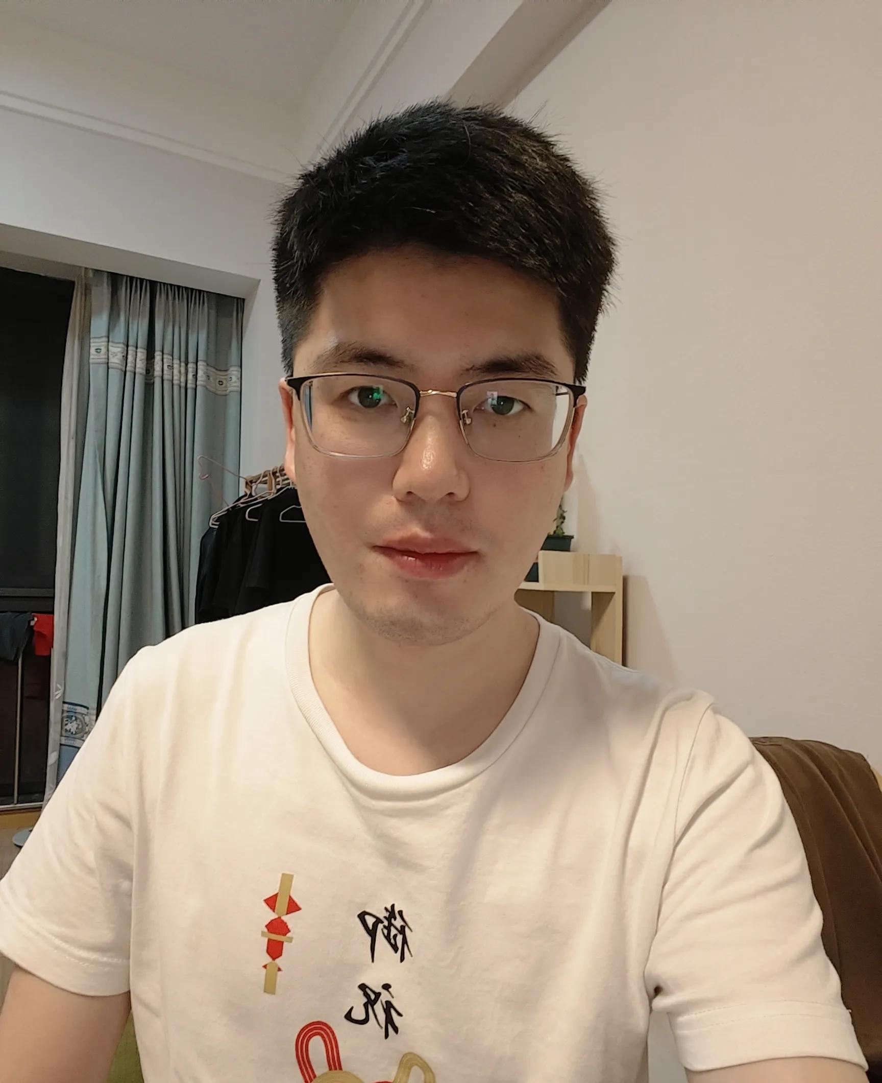 大家好，我是85年的大龄未婚青年小罗。今天在杭州相亲角，我看到一位令人印象深