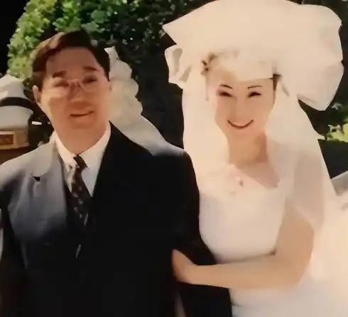 这个故事让我想起一句话：“爱是恒久忍耐，又有恩慈”！外人看来她傻，用八年青春