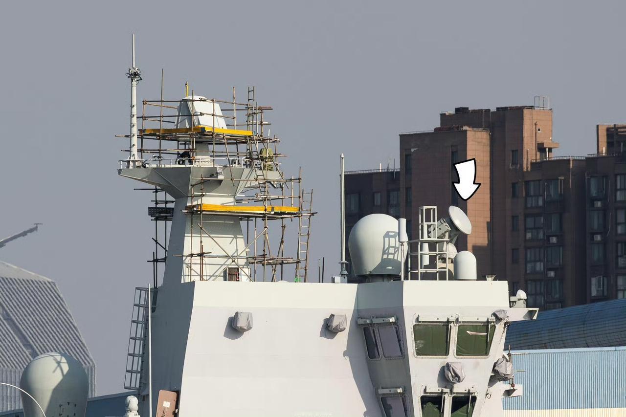 我军075型两栖攻击舰“海南”舰飞行甲板右舷，近期出现了几件新装备，推测可能与反