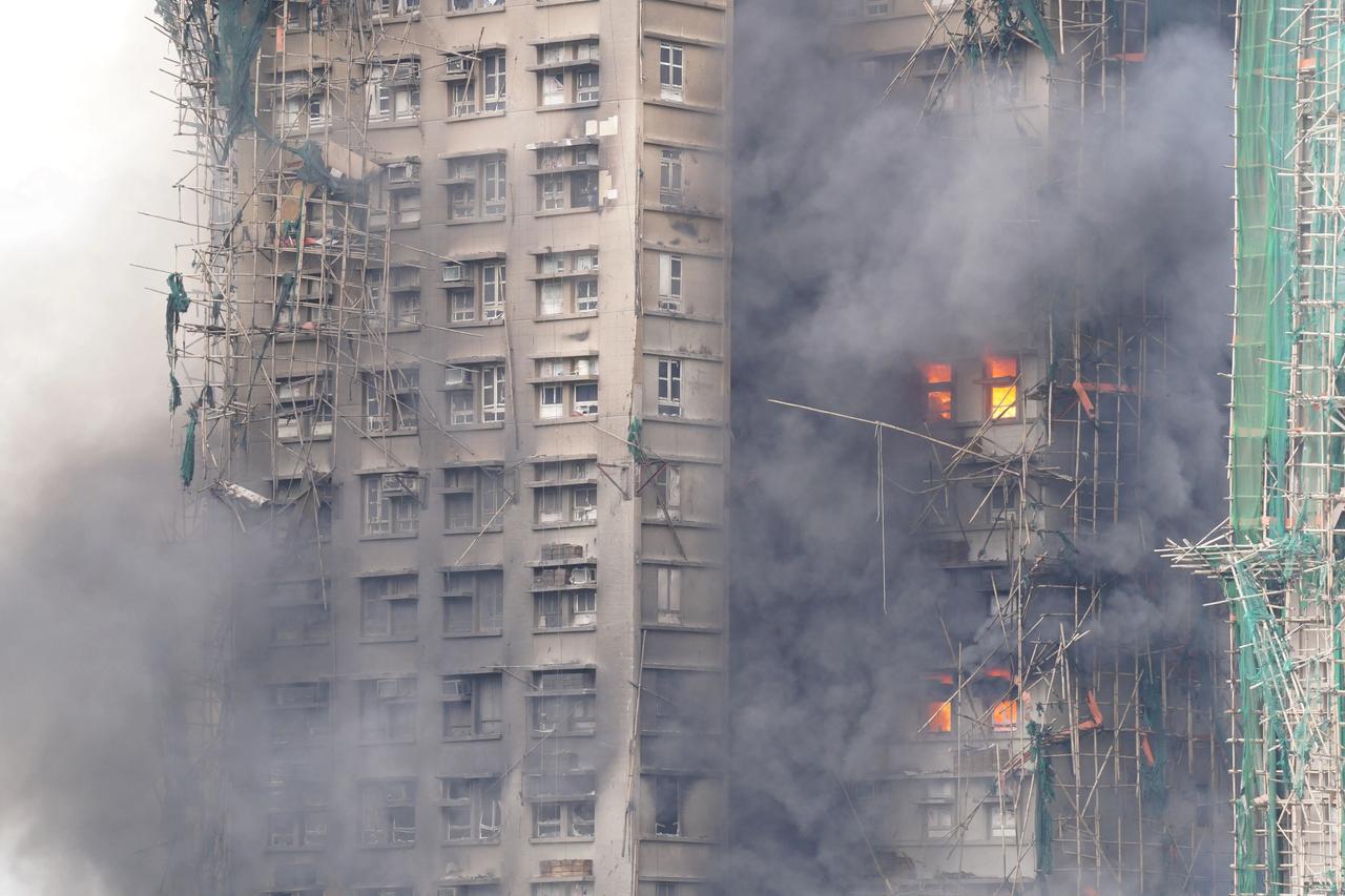 经消防队彻夜灭火，少数楼层房间内部有火焰跳动，现场高楼浓烟减退，火势基本得到控制