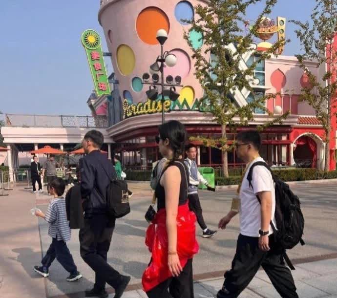 黄磊和孙莉一起出门玩，黄磊的肚子微微发福，孙莉则身姿优雅，背一直挺得直直的。