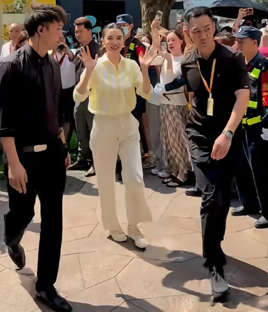 其实呢，我并非是个追星族，不过说实话，宋佳真的是让人喜爱到难以自拔！她特别招人喜