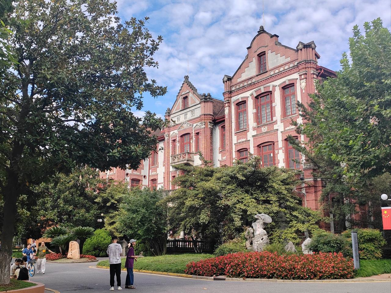 上海交通大学女学生樊某事件引起更深层次问题，让人弄不懂国家每年给上海交大上百亿资