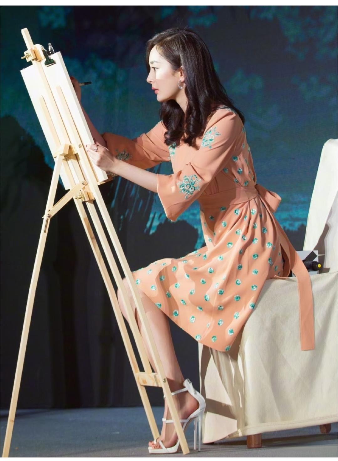 杨幂这鞋子得十几公分吧，真不知道是怎么走路的。