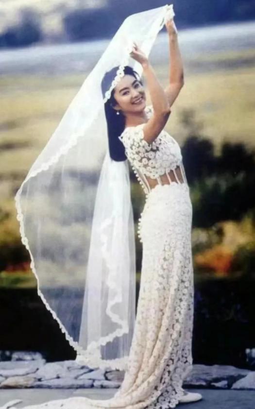 1994年，40岁的林青霞下嫁富豪邢李㷧，她相中了香奈儿1993年春夏高定的这款