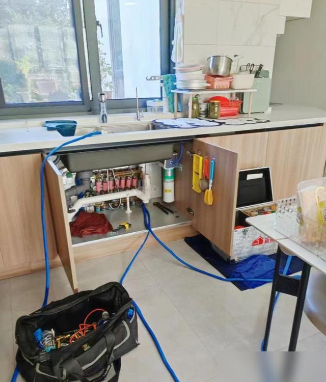 我家水地暖用了6年才洗第一次，流出的脏水带着油泥和绿藻，我瞬间后悔没早洗！现在好