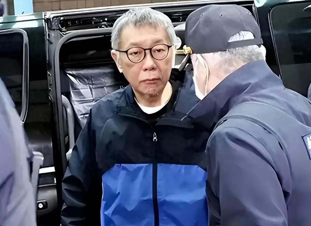 台北地院检察官廖彦钧在法院中指出，其实民众党前主席柯文哲每次开庭就在骂检察官，他