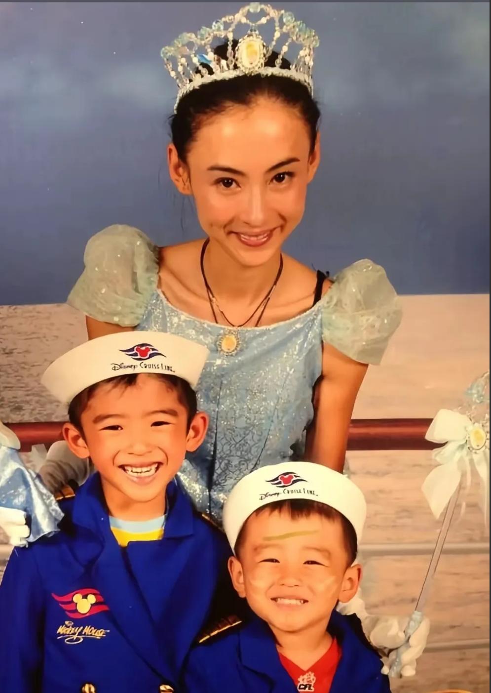 这是张柏芝谢霆锋离婚后不久张柏芝独自一人带孩子拍下的照片，离婚不久后的她暴瘦，看