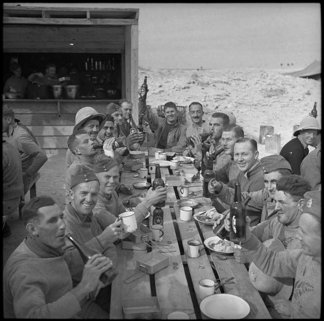 这两张照片拍摄于1941年，地点大致在西部沙漠地带，画面里的士兵正惬意地享用着