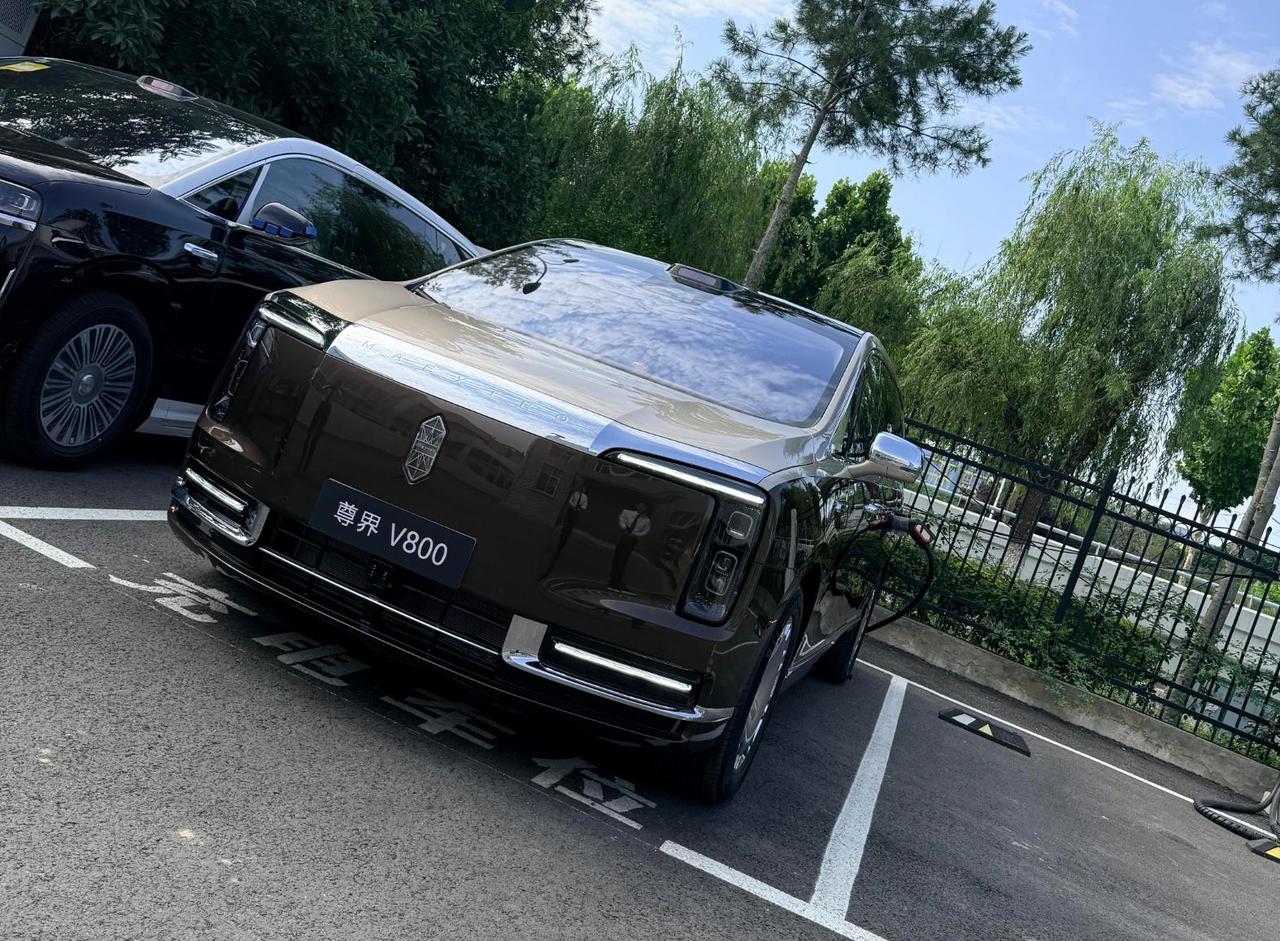 尊界S800热度未减，第二款旗舰V800已经来了。预售价80万-120万元，目标