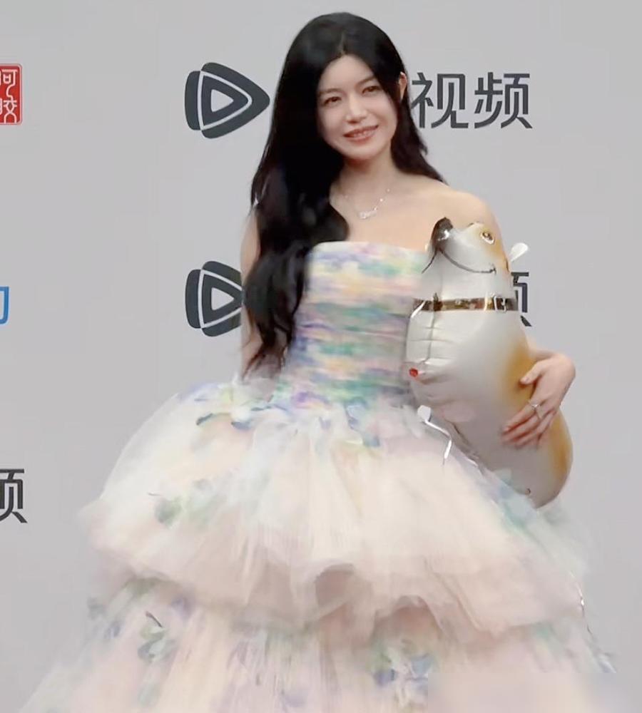 陈妍希参加星光大赏的造型一出来，我感觉我瞬间坐不住了，不是因为她的蛋糕裙