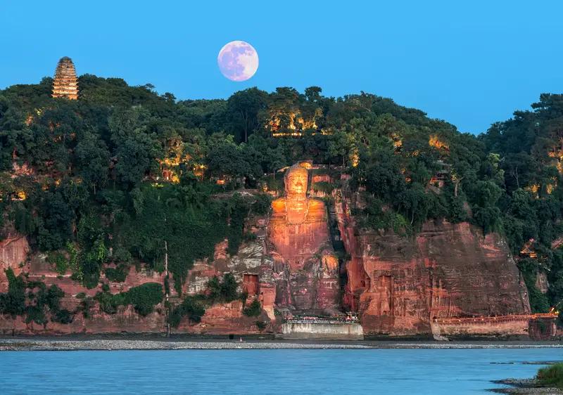四川乐山这是跟古墓杠上了!10月28日,乐山大佛街道一工地挖出古墓的消息在网上疯