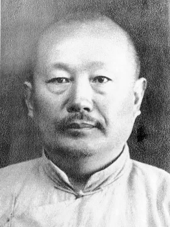 1928年，蒋介石急令范石生逮捕朱德，范石生却当着朱德、陈毅的面，把告密者丁煦击