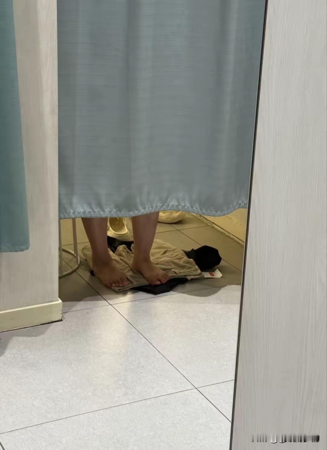 试衣间不堪的一幕有人会这么做吗？她踩的是自己衣服吗