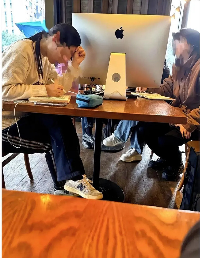 星巴克工作的朋友悄悄告诉我，最怕的竟然不是白坐8小时的客人。其实很多人不知道，