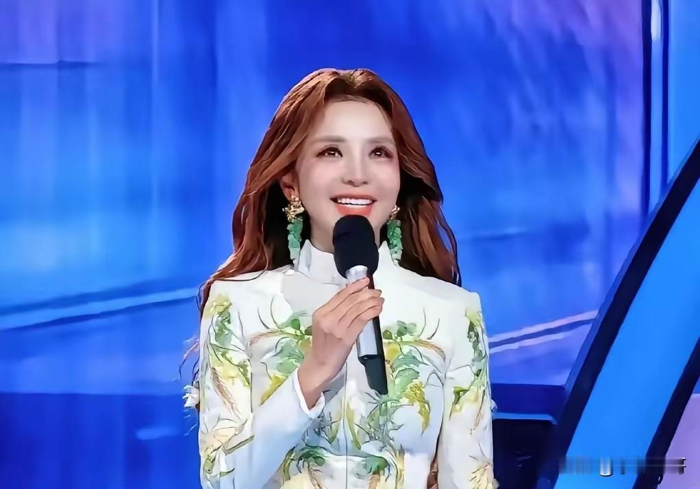 朱迅现在估计肠子都悔青了！她后悔的不是抬头看提词器被镜头捕捉，也不是被网友质